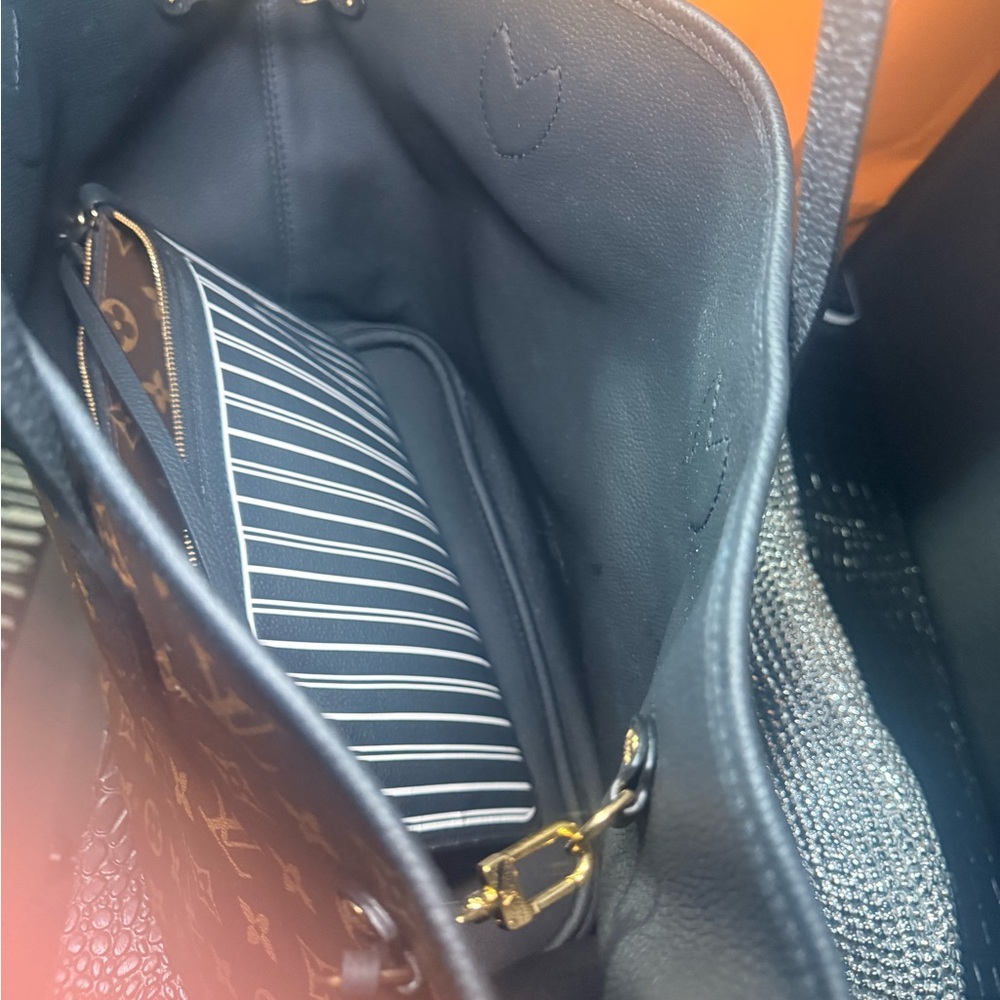 Reversible Louis Vuitton Monogram Tote & toiletry bag insert in Brown and Tan - Picture 9 of 10